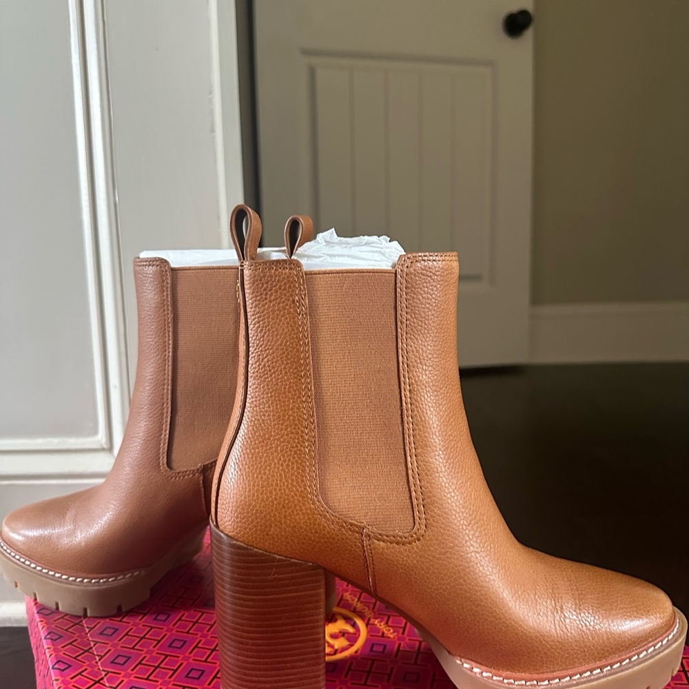 Tory Burch Carson Lug Sole Boots Size 8 - Picture 7 of 7